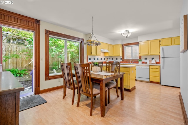 3147 SE Belmont St, Portland, OR 97214 - dining space featuring light wood-style floors and baseboards