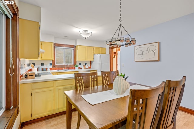 3147 SE Belmont St, Portland, OR 97214 - dining room with light wood-style floors and a chandelier