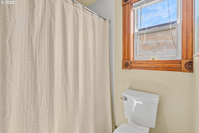 3147 SE Belmont St, Portland, OR 97214 - full bathroom featuring toilet and a shower with shower curtain