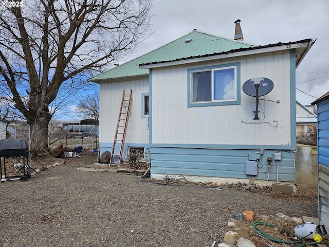 333 3rd St, Richland, OR 97870 - view of side of home featuring metal roof