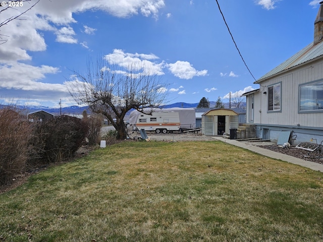 333 3rd St, Richland, OR 97870 - view of green lawn with a storage unit, an outbuilding, and a mountain view