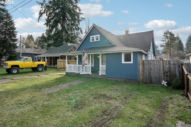 view of front facade featuring covered porch and a front lawn