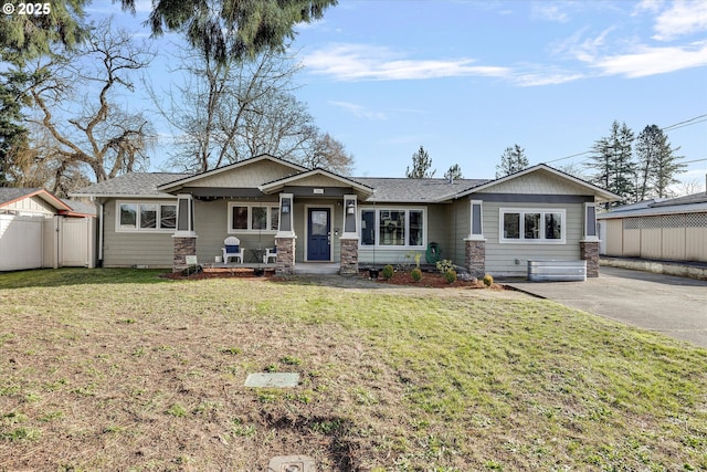 view of front of property featuring a front lawn