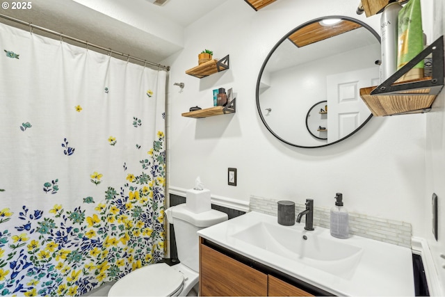 full bathroom featuring vanity, toilet, and a shower with shower curtain