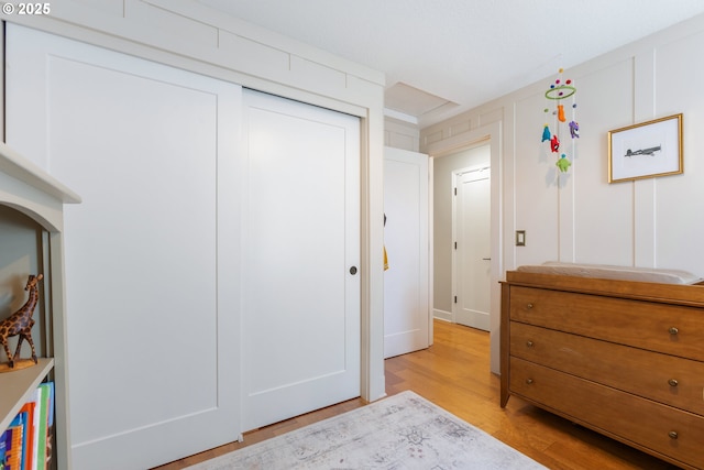 13527 SW Ashbury Ln, Portland, OR 97223 - bedroom with light wood-style floors, a closet, and arched walkways