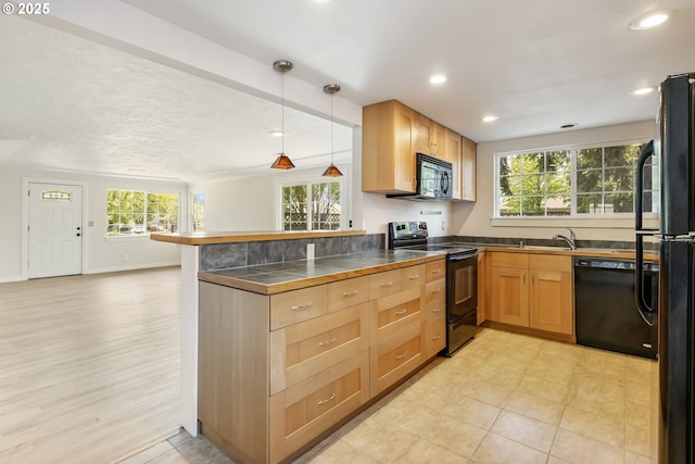 2702 Fairmount Ave, Vancouver, WA 98661 - kitchen with black appliances, recessed lighting, decorative light fixtures, a peninsula, and a sink