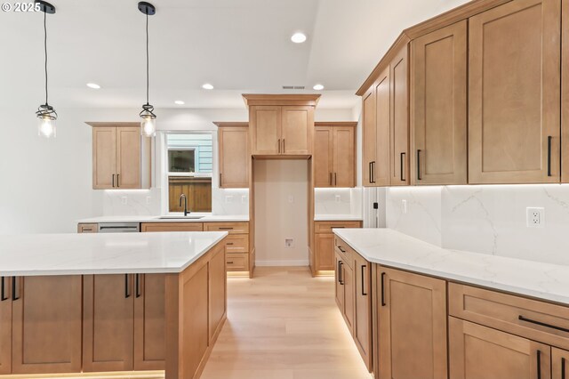 648 Parker Loop, Silverton, OR 97381 - kitchen with recessed lighting, a sink, tasteful backsplash, light wood-type flooring, and decorative light fixtures