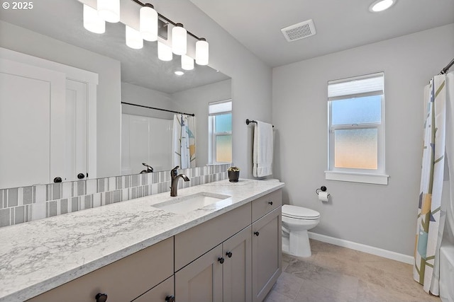 902 SE 3rd St, Prineville, OR 97754 - full bathroom featuring baseboards, a healthy amount of sunlight, toilet, and vanity
