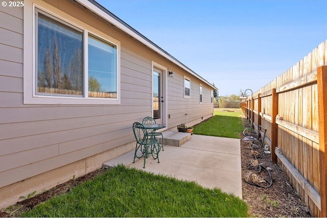 902 SE 3rd St, Prineville, OR 97754 - view of patio featuring a fenced backyard