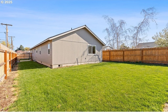 902 SE 3rd St, Prineville, OR 97754 - back of property with a fenced backyard, a yard, and crawl space