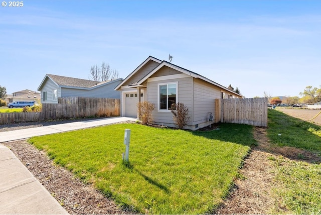 902 SE 3rd St, Prineville, OR 97754 - single story home with fence, a front lawn, driveway, and an attached garage