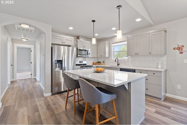 902 SE 3rd St, Prineville, OR 97754 - kitchen featuring a sink, a kitchen breakfast bar, visible vents, baseboards, and appliances with stainless steel finishes