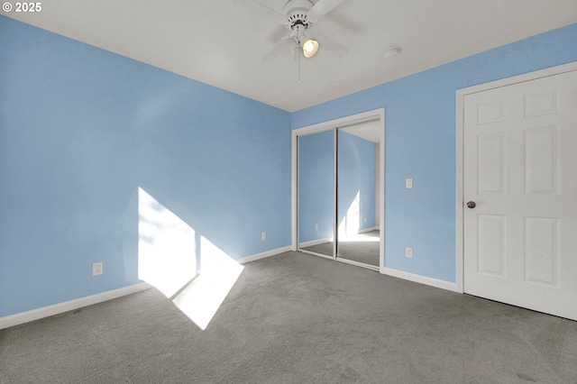 unfurnished office featuring built in desk, light wood-style floors, baseboards, ceiling fan, and vaulted ceiling