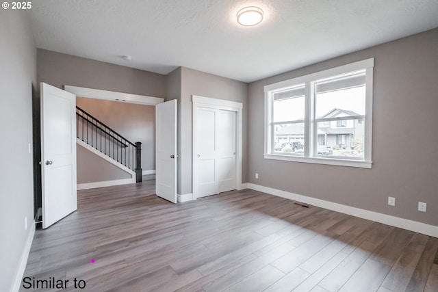 342 NE Cedar St, Sublimity, OR 97385 - unfurnished bedroom with light wood-style floors, baseboards, and a closet