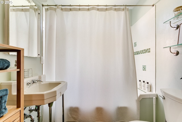 full bath featuring toilet and shower / bath combo with shower curtain
