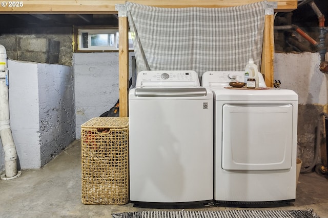 7615 SE 66th Ave, Portland, OR 97206 - laundry room featuring washing machine and clothes dryer