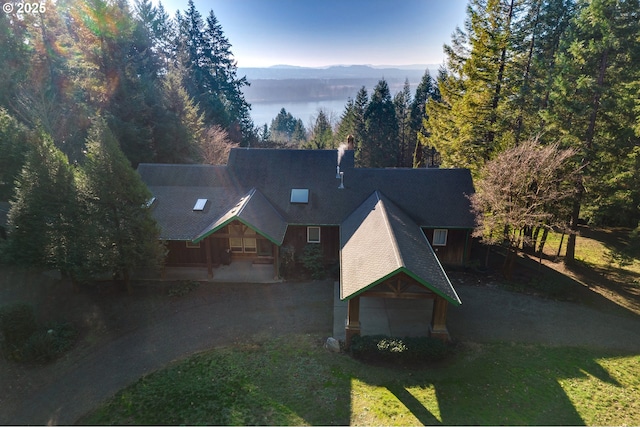 view of front of property featuring a front lawn and a mountain view