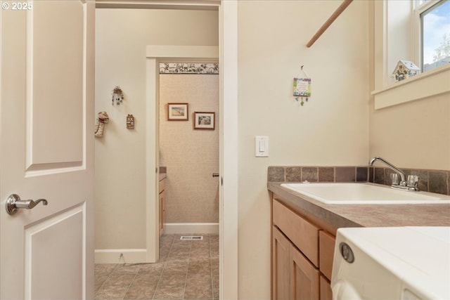1703 Webb Lake Dr, Silverton, OR 97381 - bathroom with tile patterned flooring, vanity, baseboards, washer / clothes dryer, and visible vents