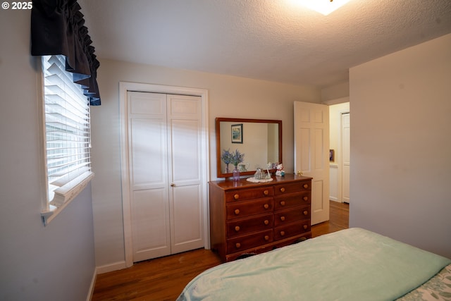 2580 Elysium Ave, Eugene, OR 97401 - bedroom with dark wood finished floors, a closet, baseboards, and a textured ceiling