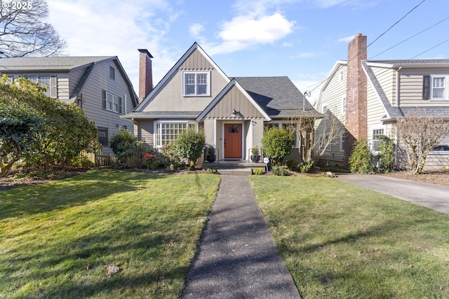 view of front facade featuring a front yard