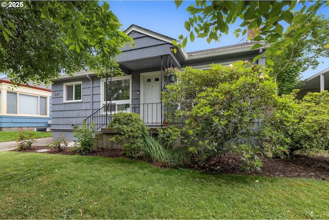 view of front of house featuring a front yard