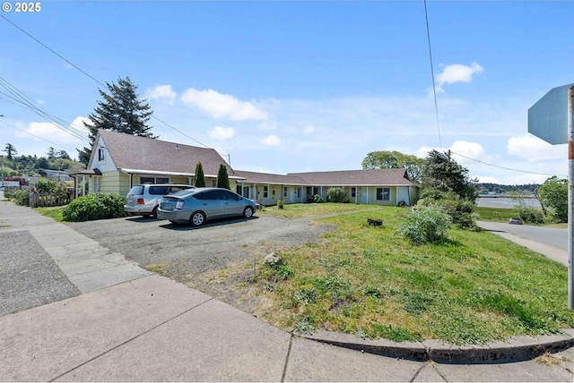 ranch-style house featuring a front yard