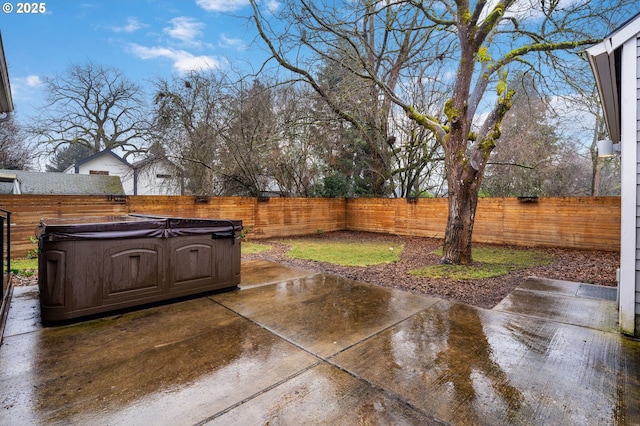 view of yard featuring a hot tub and a patio