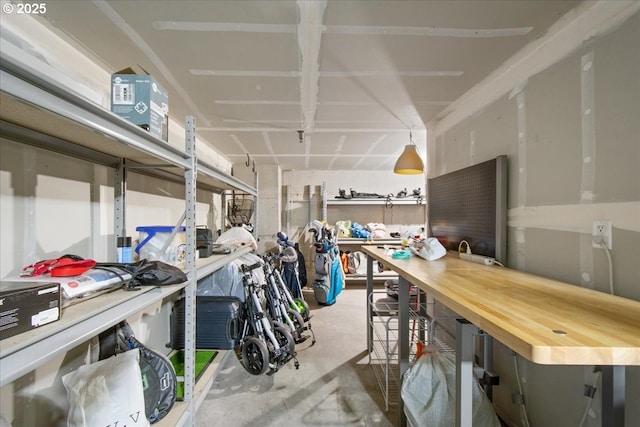 10238 NE Snoqualmie St, Hillsboro, OR 97006 - garage with a workshop area