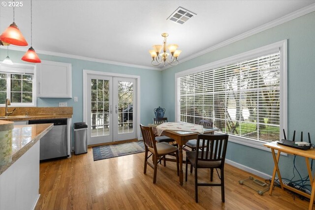 165 Lynn Ct, Winchester, OR 97495 - living room with a ceiling fan, ornamental molding, light wood-style floors, and baseboards