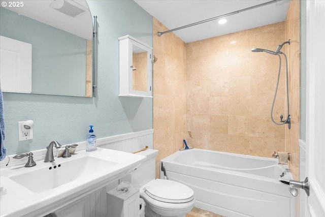 165 Lynn Ct, Winchester, OR 97495 - laundry room featuring estacked washer and dryer, cabinet space, and baseboards