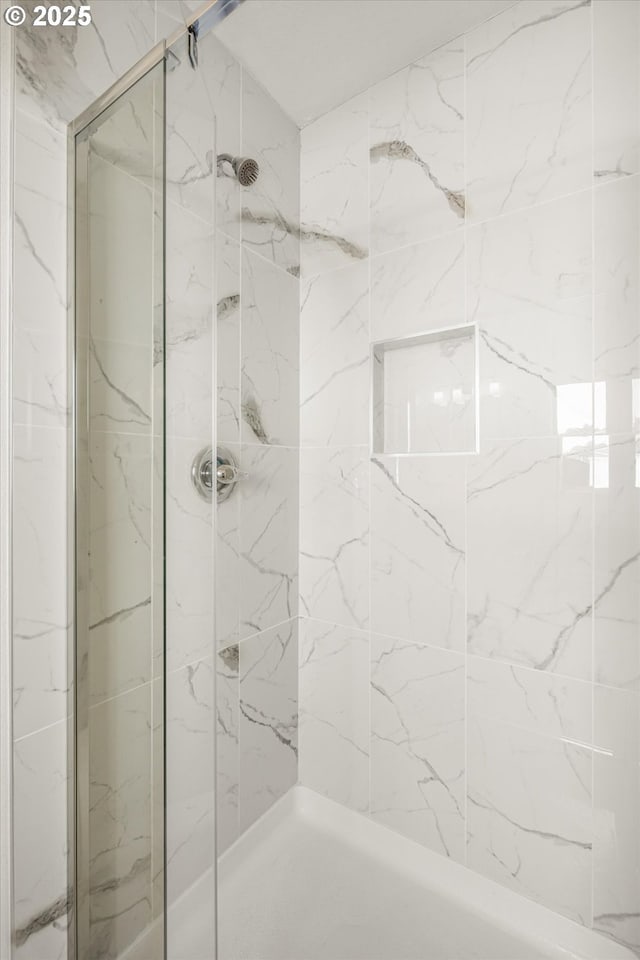 bathroom featuring tiled shower