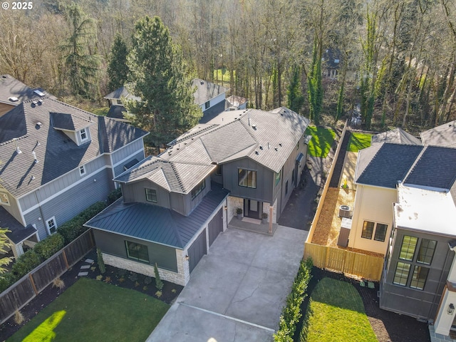 birds eye view of property featuring a forest view