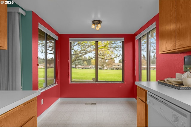 dining area featuring visible vents, baseboards, and light floors