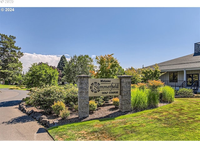 community / neighborhood sign featuring a lawn