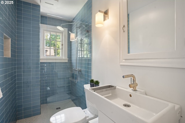 1314 SE 55th Ave, Portland, OR 97215 - full bathroom featuring a walk in shower, vanity, and toilet