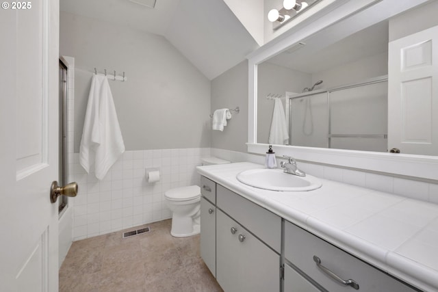 2002 Kimberly Dr, Eugene, OR 97405 - full bath featuring vanity, toilet, a shower with shower door, tile walls, and vaulted ceiling