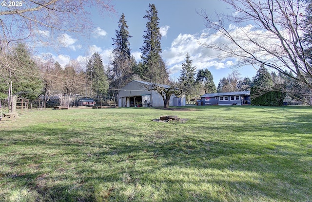 view of yard featuring an outdoor structure