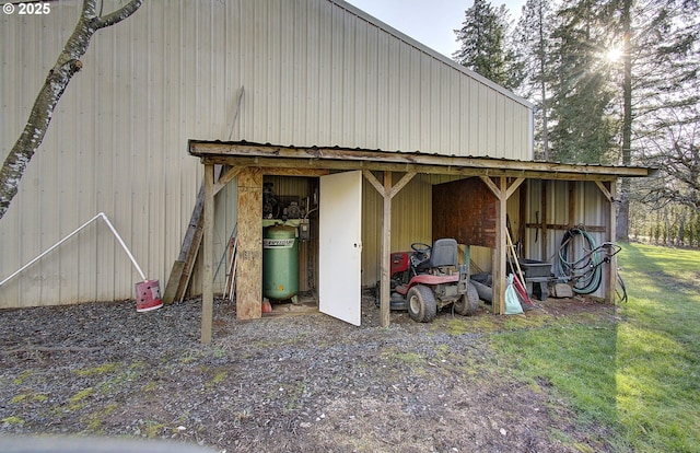 view of pole building featuring a lawn