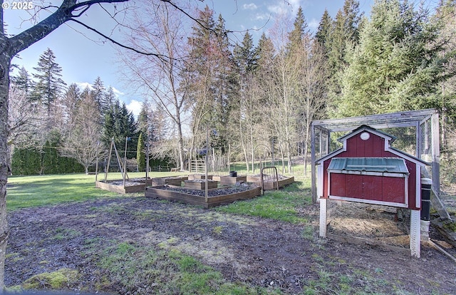 view of yard featuring an outdoor structure and a vegetable garden