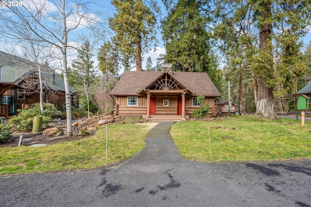 view of front of property featuring a front yard