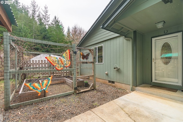 doorway to property with crawl space