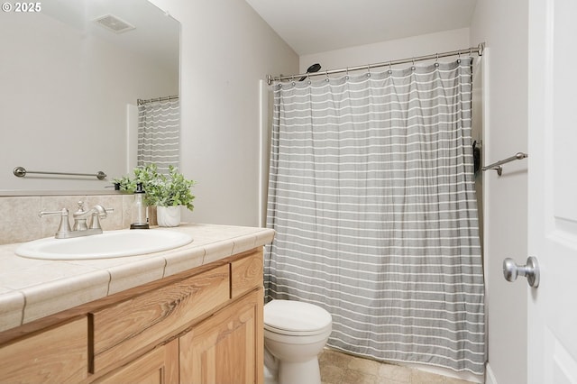 full bath with visible vents, a shower with shower curtain, toilet, vanity, and backsplash
