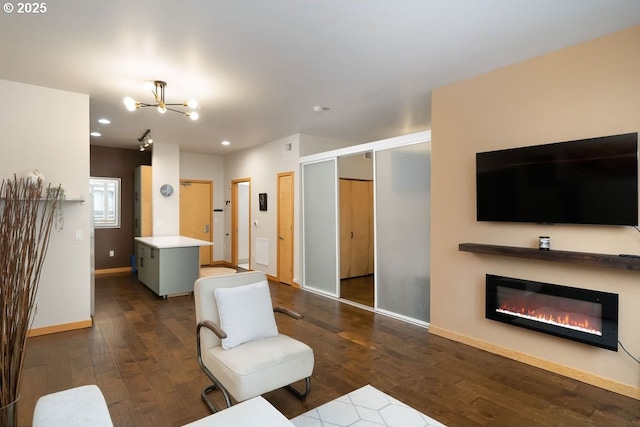 living room featuring recessed lighting, dark wood-style flooring, an inviting chandelier, and baseboards