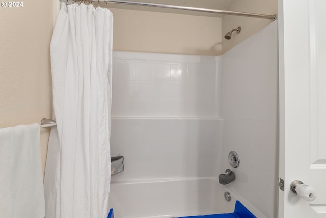 bathroom with shower / tub combo with curtain