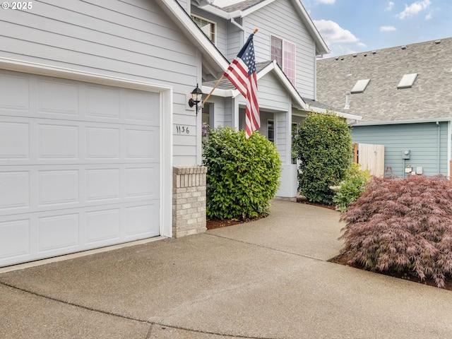 1136 S Pine St, Canby, OR 97013 - view of front facade featuring driveway, roof with shingles, and an attached garage