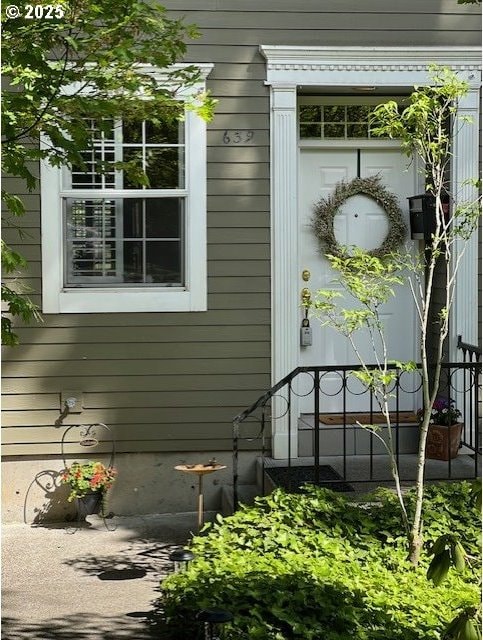 639 1st St, Lake Oswego, OR 97034 - view of exterior entry