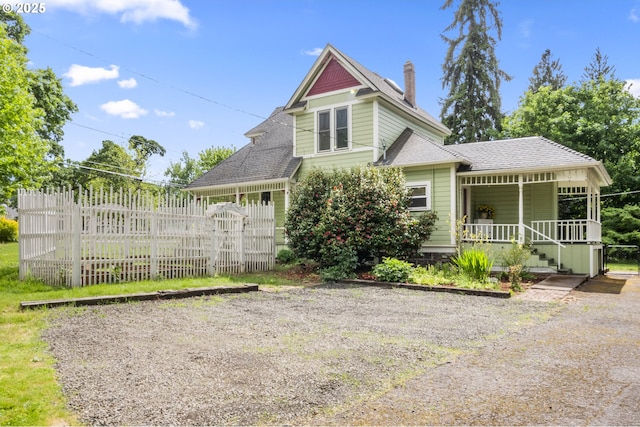 1067 Oak St, Silverton, OR 97381 - view of side of property featuring a porch, roof with shingles, and a gate