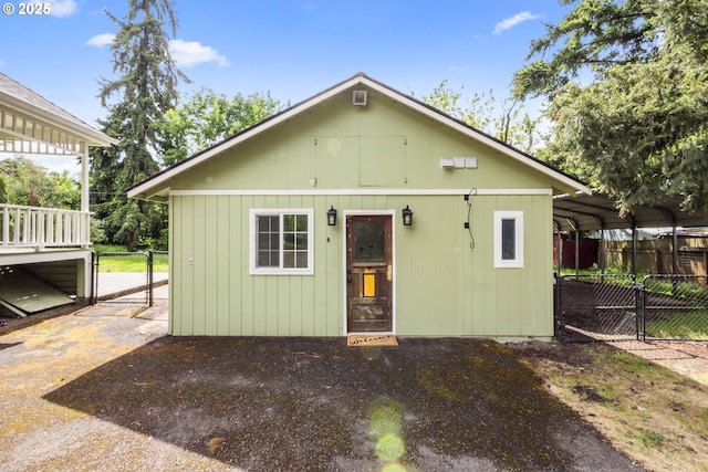 1067 Oak St, Silverton, OR 97381 - view of front of home featuring a gate