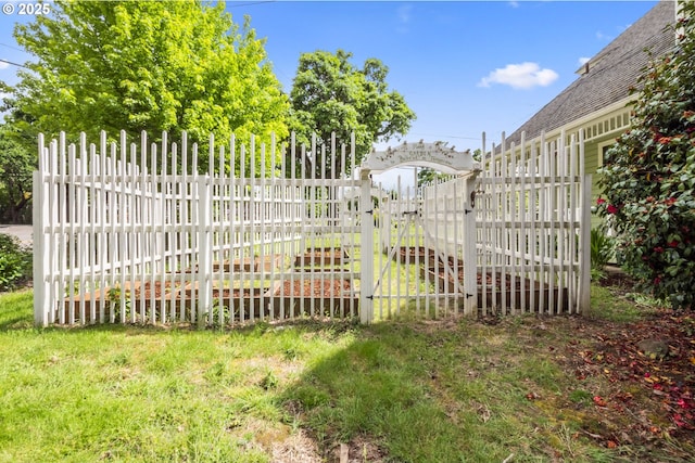 1067 Oak St, Silverton, OR 97381 - view of yard featuring a gate