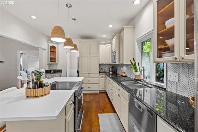 1498 Cathlamet Ct, Salem, OR 97304 - kitchen featuring stainless steel appliances, a sink, a center island, recessed lighting, and backsplash
